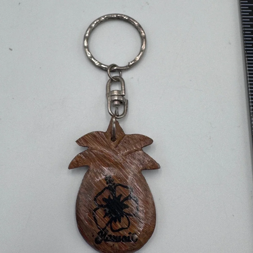 Vintage Hawaii Wooden Pineapple Keychain Hibiscus Flower Tropical Souvenir Brown
